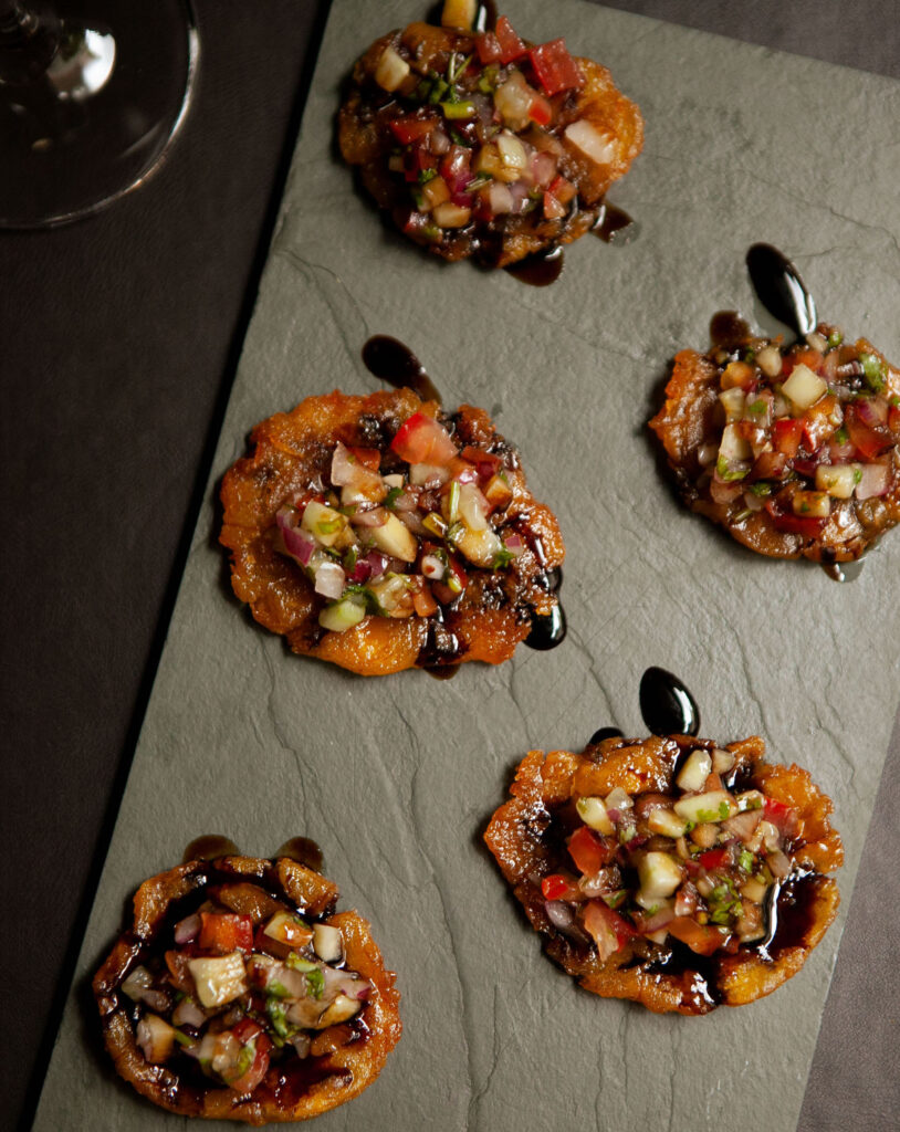 Foto prato Tostón de banana-da-terra:
Tostones de banana-da-terra, servidos com vinagrete especial da casa.