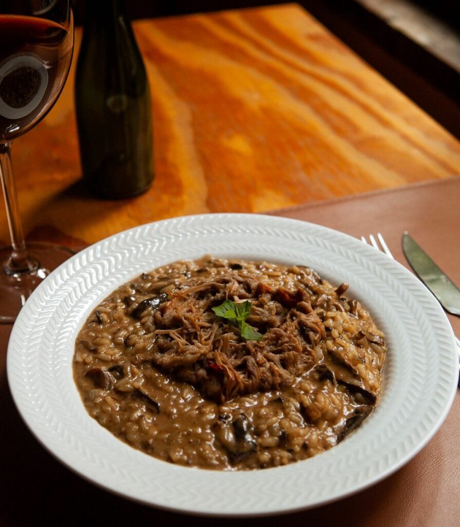 Foto prato Risoto Funghi com ragu de carne ou jaca:
Risoto funghi acompanhado por ragu de carne ao vinho. Vegetariano ou vegano: servido com ragu de jaca e creme de castanhas.