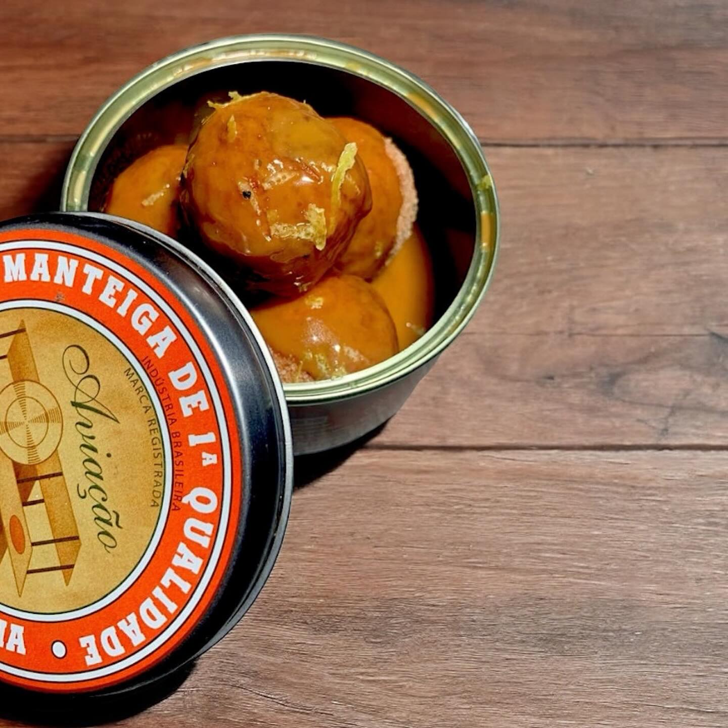 Sobremesa carinho de vó: Bolinhos de arroz doce, envoltos em açúcar e canela com calda de doce de leite quente servidos numa latinha.