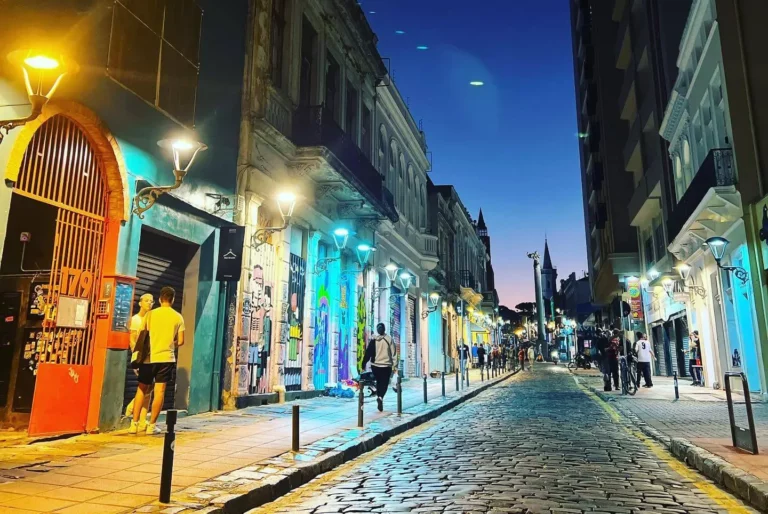 Entrada da SFCO179 para o restaurante Tijolo: Rua São Francisco, 179