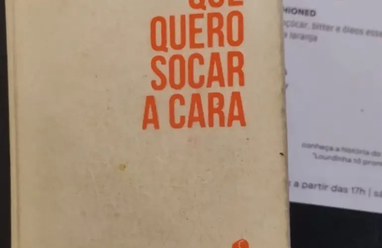 Livro sketchbook chamado "Gente que quero socar a cara", que se encontra no balcão da Tijolo Retaurante