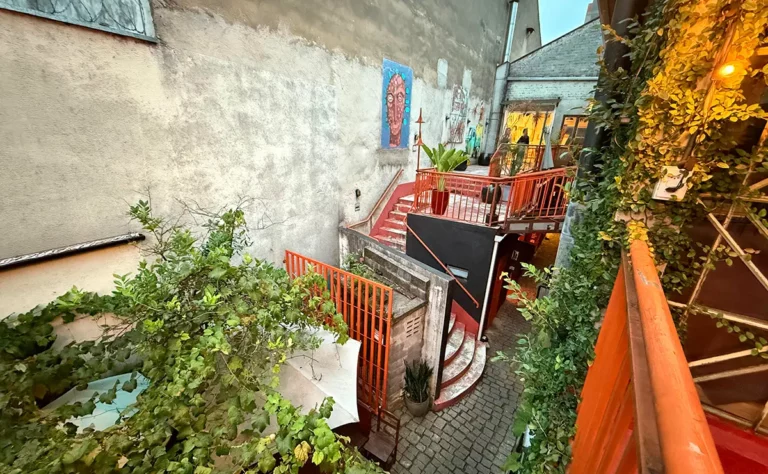 Área externa Tijolo Restaurante. Foto: Lucas Sarzi/Banda B.